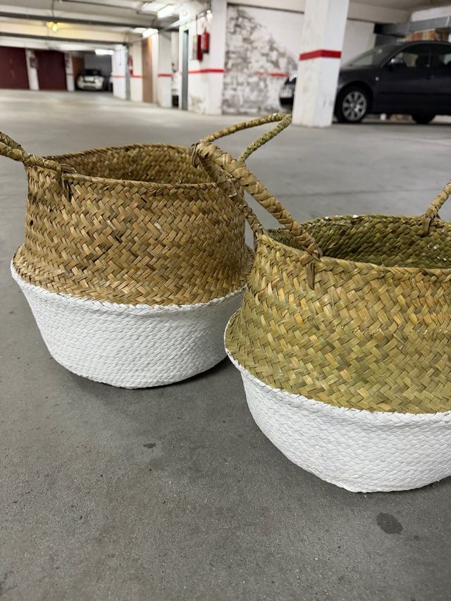 Cestos de mimbre y yute blanco