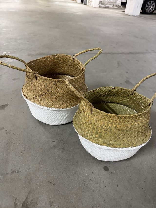 Cestos de mimbre y yute blanco