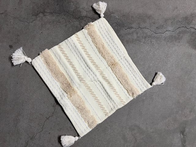Funda cojín beige y blanco con flecos