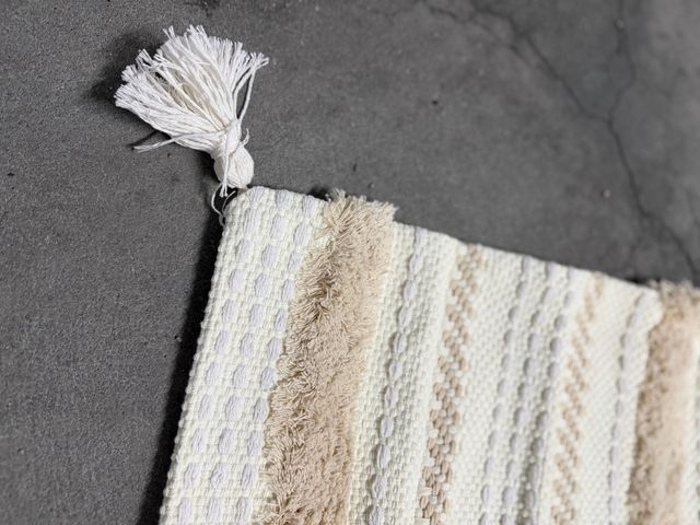 Funda cojín beige y blanco con flecos