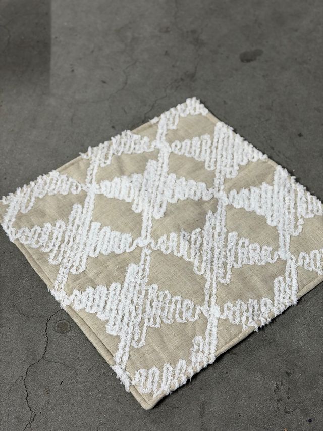 Funda cojín beige y blanco con diseño