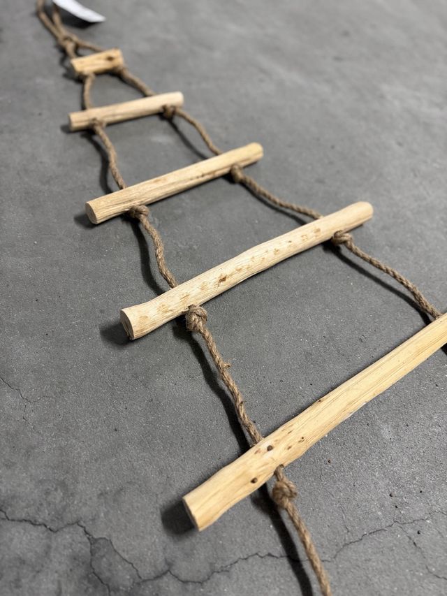 Colgador de madera y cuerda