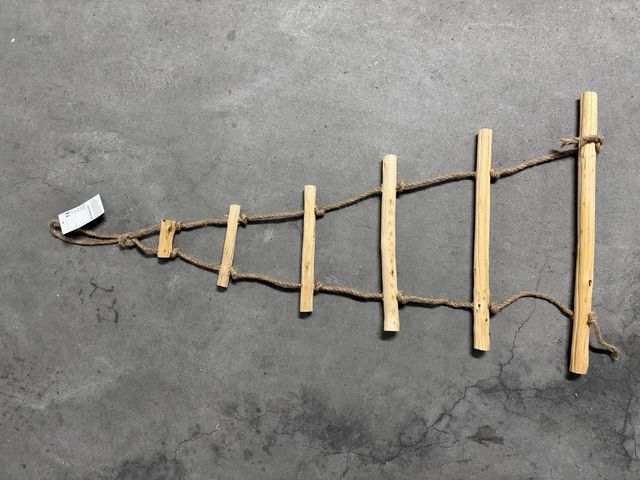 Colgador de madera y cuerda
