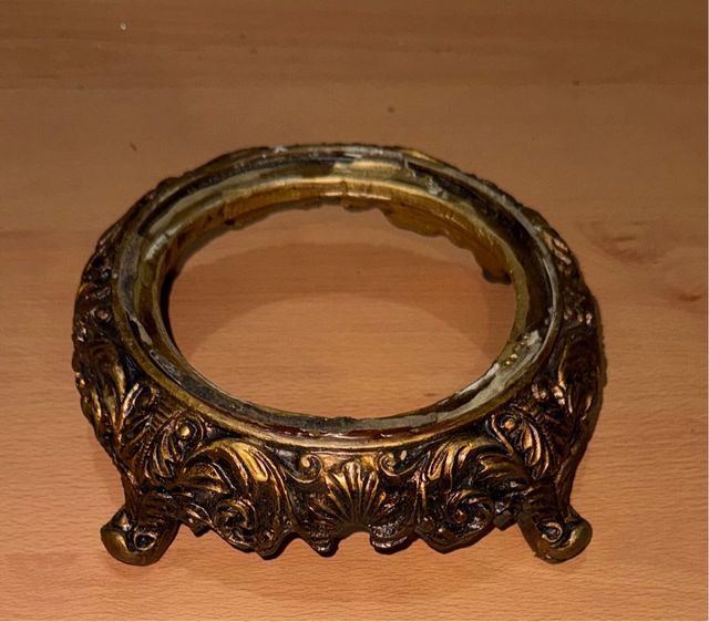 Peana decorativa pies dorados de porcelana Amadeus