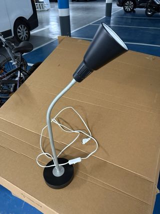 Lámpara flexo flexible negra y gris.