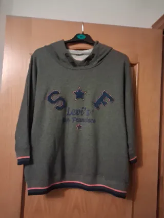 Sudadera Levi's verde con estrellas