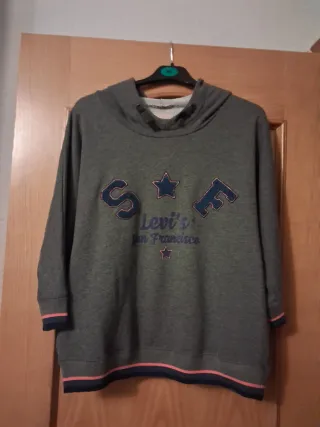 Sudadera Levi's verde con estrellas