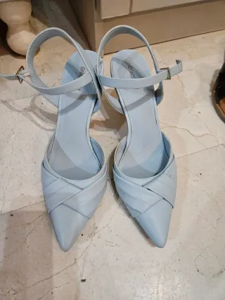 Tacones azules de tiras