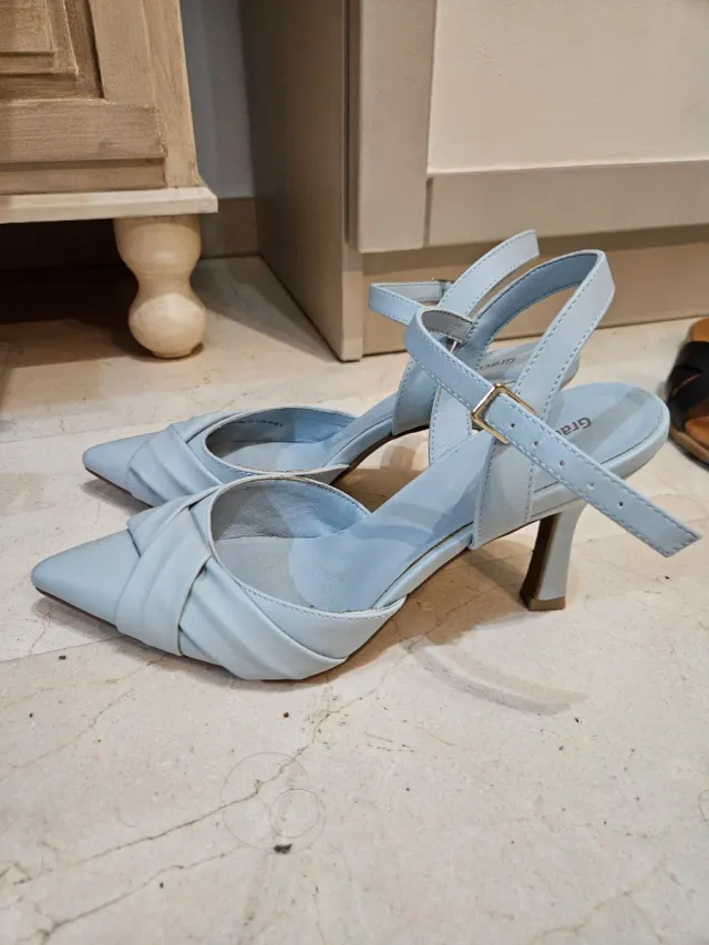 Tacones azules de tiras