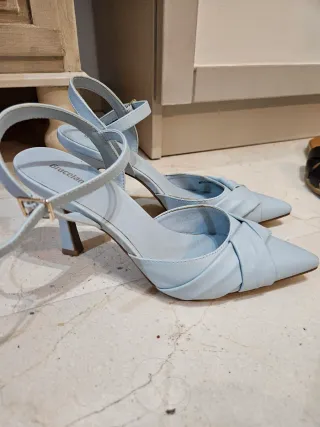 Tacones azules de tiras