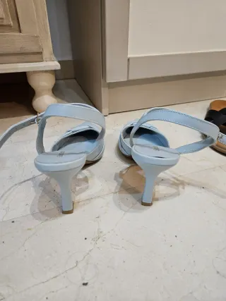 Tacones azules de tiras