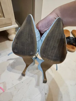 Tacones azules de tiras