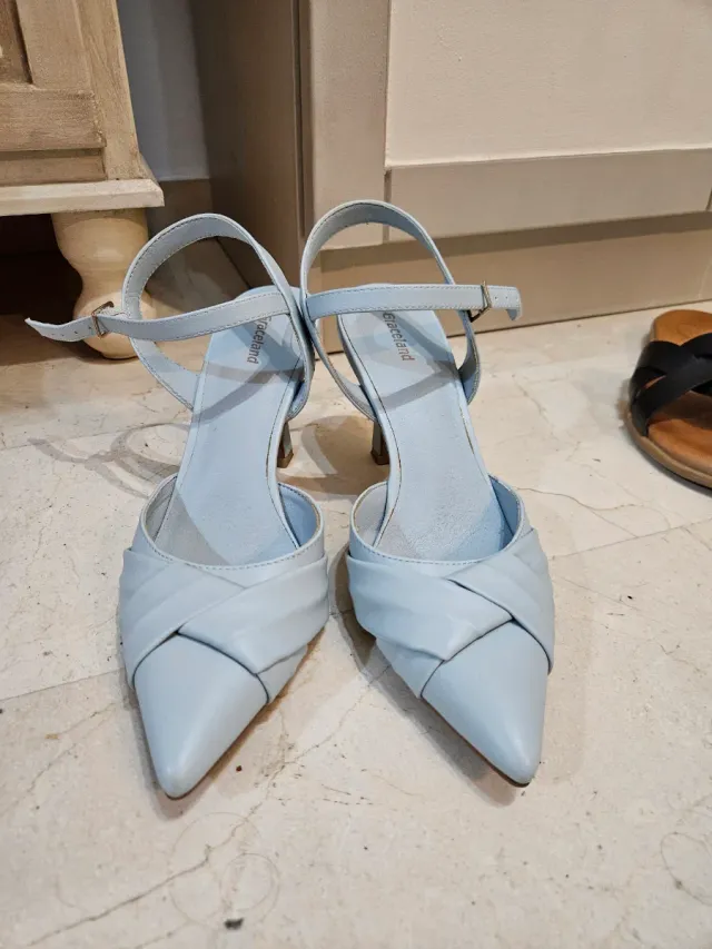 Tacones azules de tiras