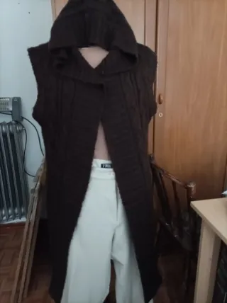 Chaleco de punto largo con capucha