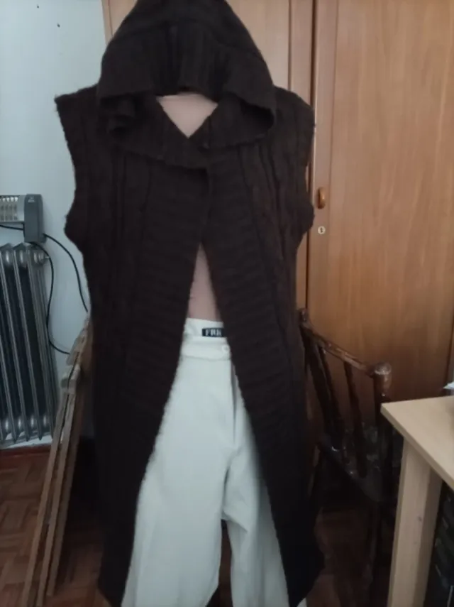 Chaleco de punto largo con capucha