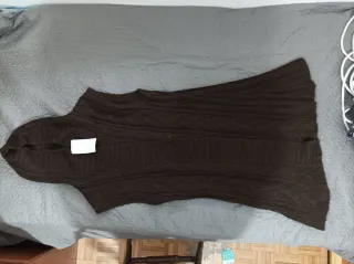 Chaleco de punto largo con capucha