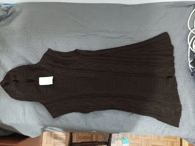 Chaleco de punto largo con capucha