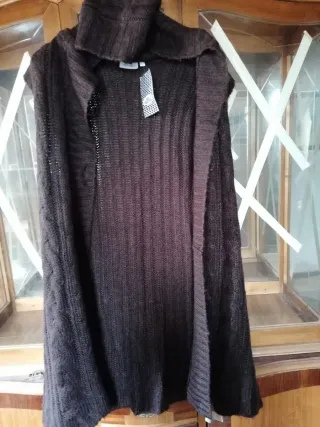 Chaleco de punto largo con capucha