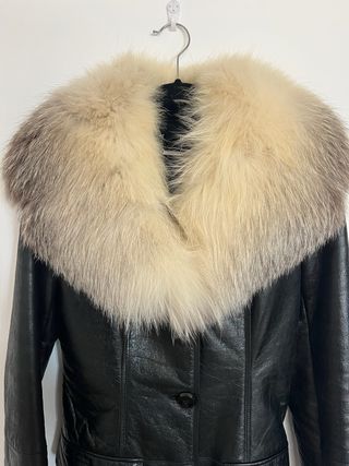 Abrigo de piel con cuello de pelo