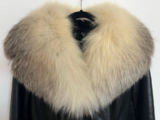 Abrigo de piel con cuello de pelo