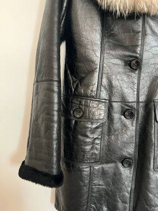 Abrigo de piel con cuello de pelo