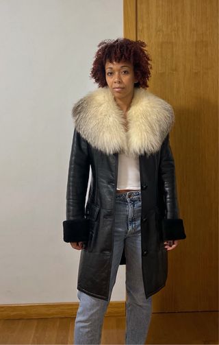 Abrigo de piel con cuello de pelo