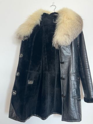 Abrigo de piel con cuello de pelo