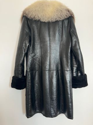 Abrigo de piel con cuello de pelo