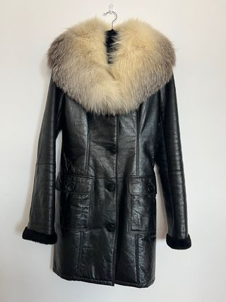Abrigo de piel con cuello de pelo