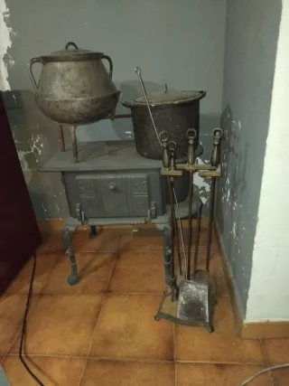 Horno antiguo con ollas