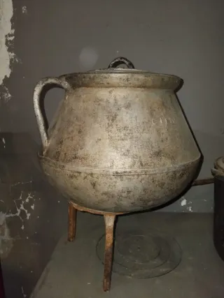 Horno antiguo con ollas