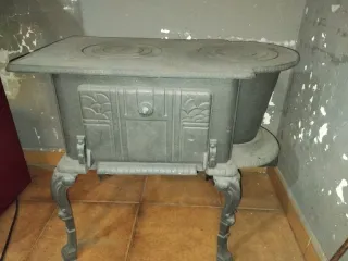 Horno antiguo con ollas