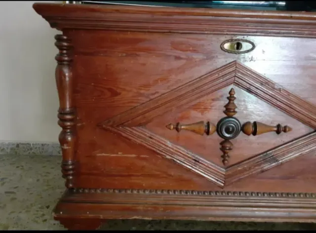 Antico baule in legno