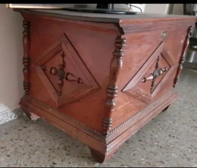 Antico baule in legno
