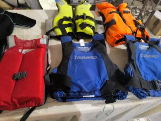 Conjunto 5 chalecos y 2 neoprenos