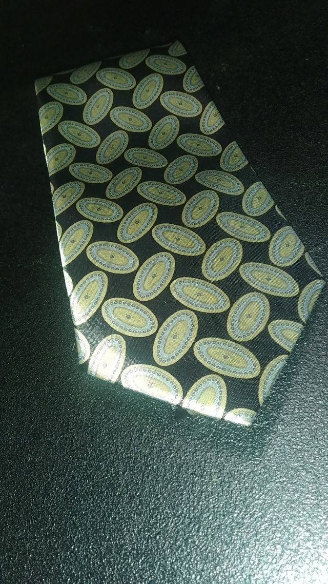 Cravatta in seta pura lavorata a mano