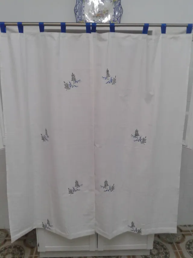 Cortine ricamate con fiori blu