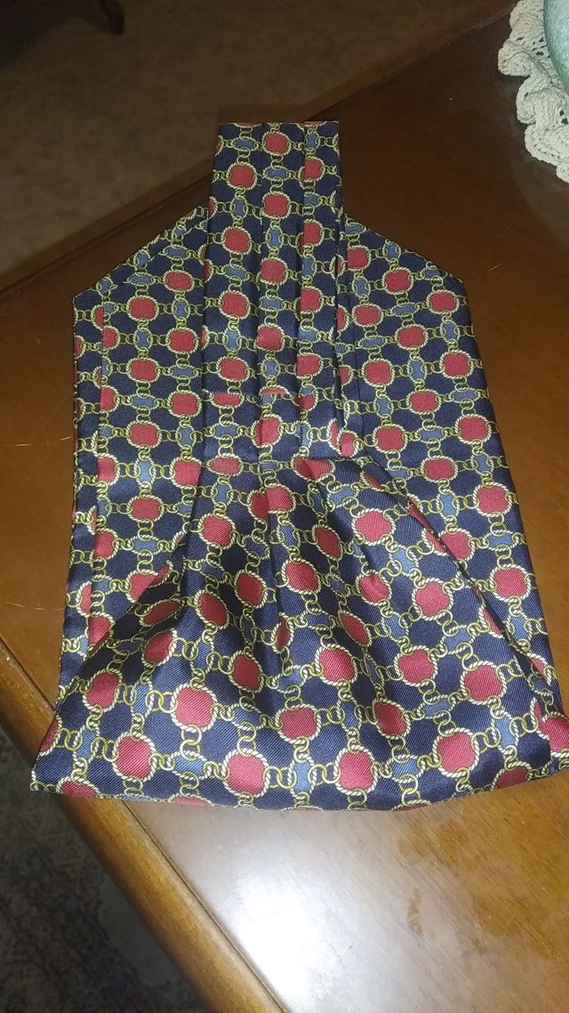 Cravatta ascot in seta pura