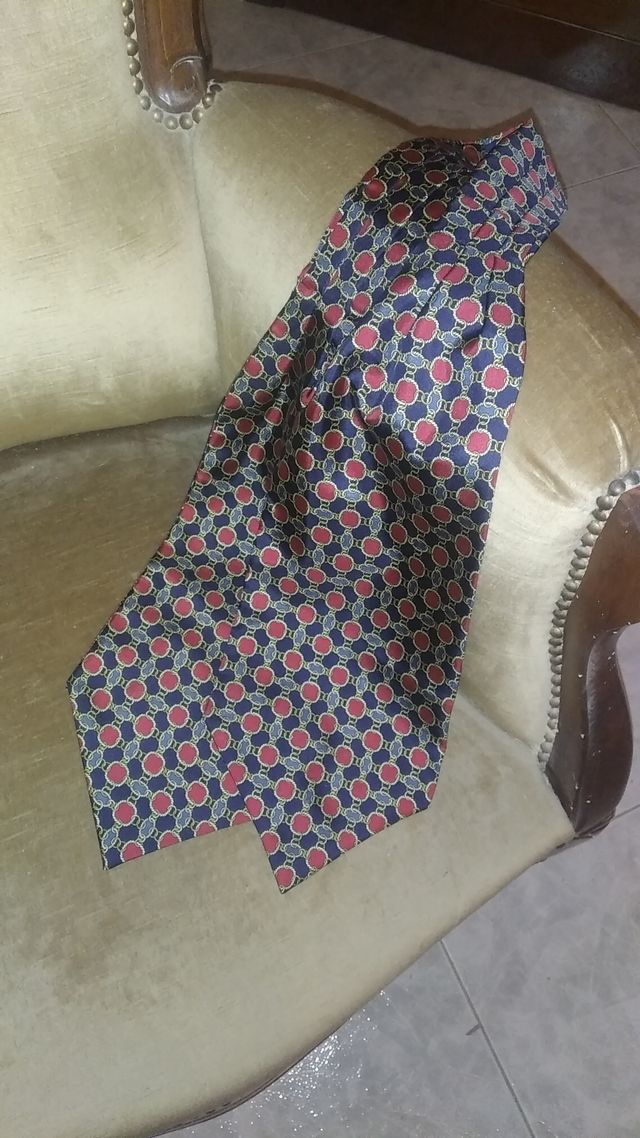 Cravatta ascot in seta pura