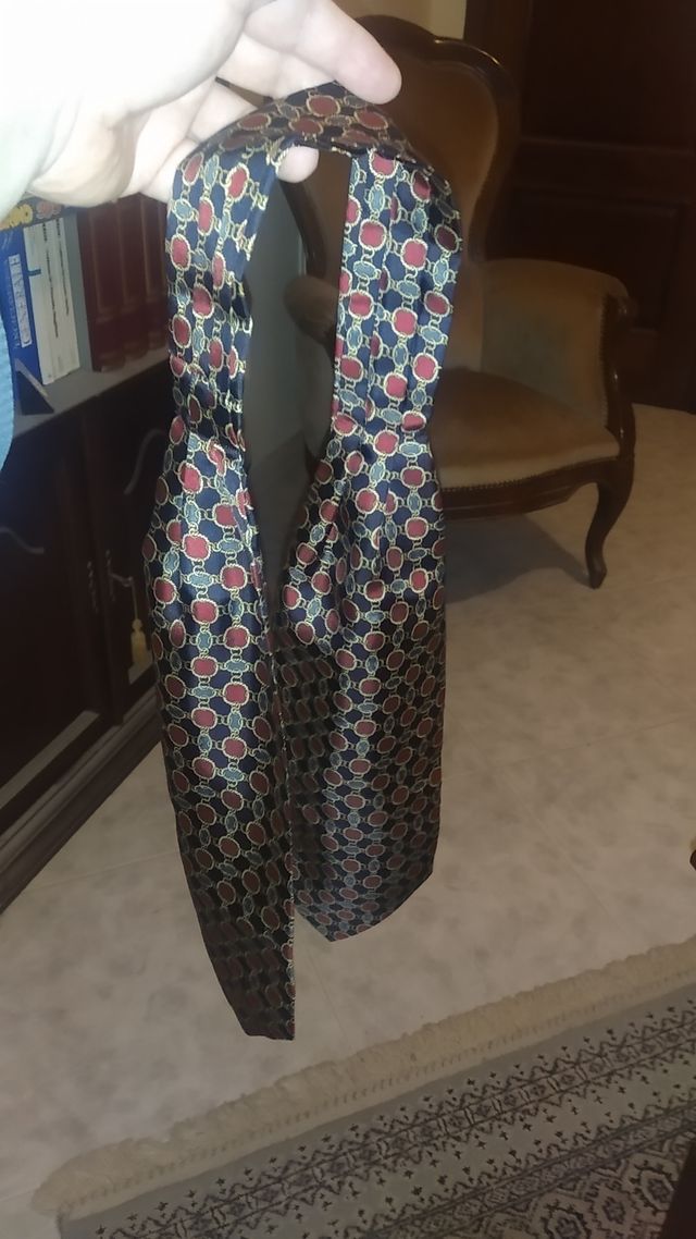 Cravatta ascot in seta pura