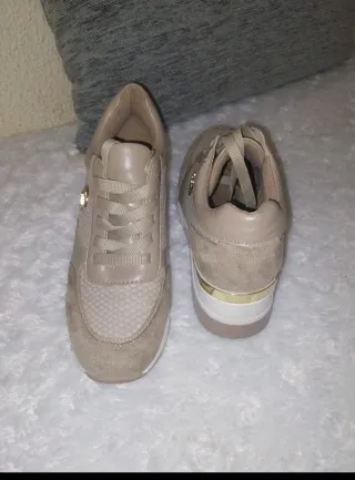 Tenis beige talla 36 con cuña