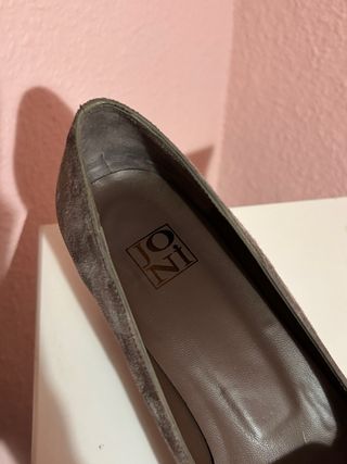 Zapatos planos ante gris hebilla dorada