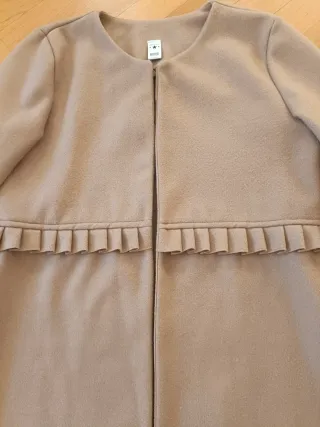 Cappotto beige con volant