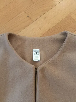 Cappotto beige con volant