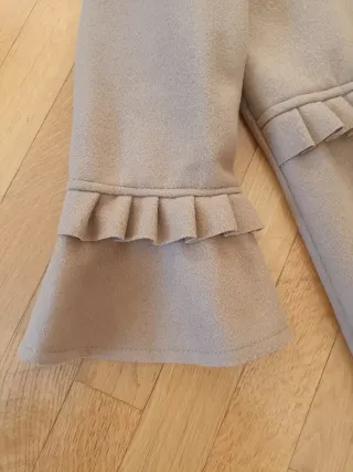 Cappotto beige con volant