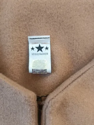 Cappotto beige con volant