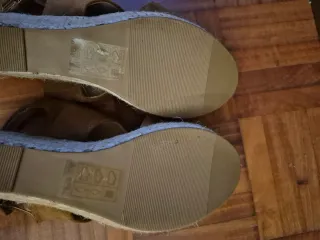 Sandalias cuña ante marrón talla 39