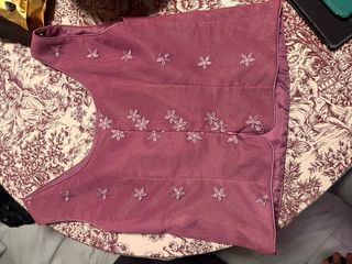 Traje rosa/morado con flores