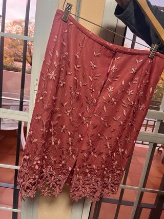 Traje rosa/morado con flores