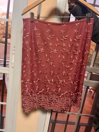 Traje rosa/morado con flores